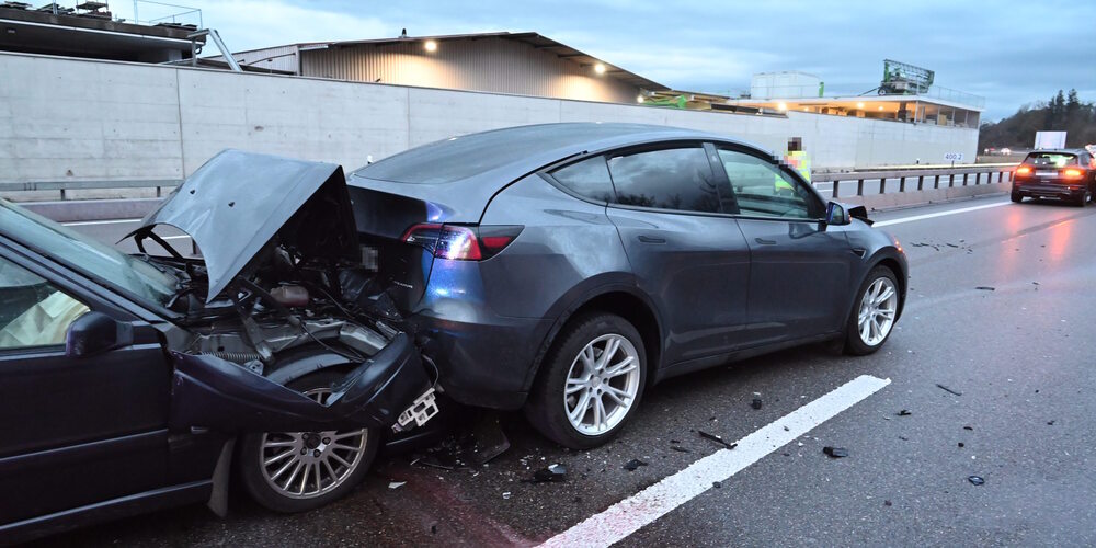 Dadurch bildete sich ein langer Stau. Gegen 7 Uhr kam es in Rheineck, in derselben Fahrtrichtung, zu einer Auffahrkollision zwischen vier Autos. Es entstand Sachschaden von mehreren tausend Franken.