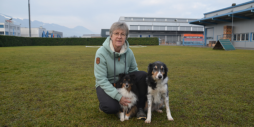 Präsidentin Maya Bachmann mit ihren beiden Hunden auf dem Trainingsplatz Leuholz in Wangen. Mit dem Sheltie und dem Border Collie trainiert sie etwa drei Mal die Woche.
