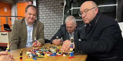 Regierungsrat Beat Tinner baut mit Lego
