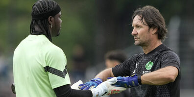 Stefano Razzetti (rechts) mit Goalie Lawrence Ati Zigi
