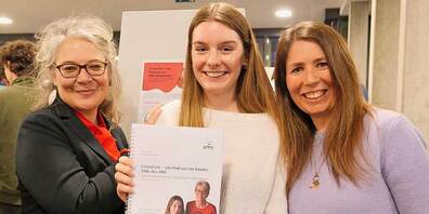 Historikerin Lea Moliterni, Maturandin Janina Spescha und Lehrerin EMS Isabel Schweizer. 