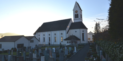 Der Friedhof Schmerikon und die Kirche St. Jodokus während der Abenddämmerung. (Archivbild)