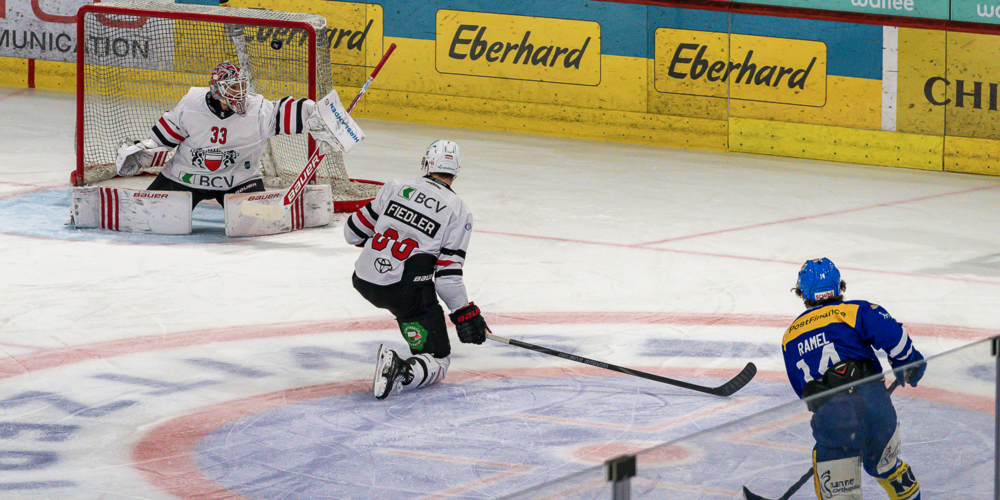 Rammel zimmert den Puck zum 1:0 für Kloten in die rechte Torecke - das Highlight des Spiels gegen Lausanne