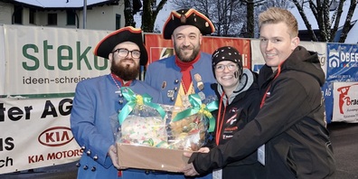 Die Rapperswiler Schellegoggi überreichen ein Geschenk zum Start der neuen OK-Crew. v.l. Andri Alpiger, Fabian Hutzmann, Manuela Thoma, Matias Rüegg