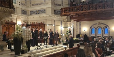 Musikalische Umrahmung der Diplomfeier durch Absolventen aus dem Fachbereich Musik: Sowohl der Chor als auch der Solist begeisterten mit ihren Gesangseinlagen das Publikum.