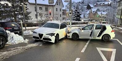 Zwei Autos sind am Freitagabend in Herisau miteinander kollidiert.