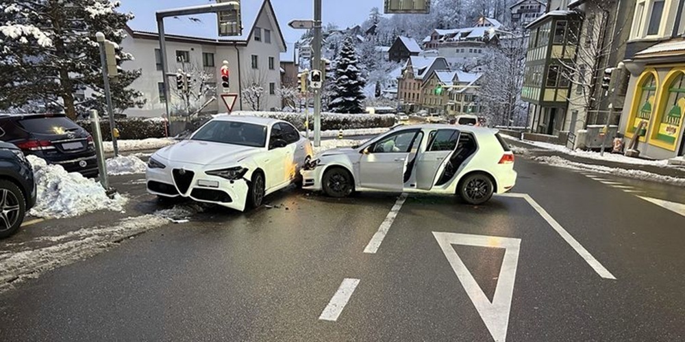 Mutmasslich unter Drogeneinfluss hat eine Automobilistin im Aargau zwei Autos beschädigt und ist unbeirrt weitergefahren. (Symbolbild)