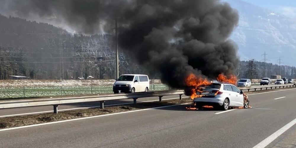 Wegen der starken Rauchentwicklung und der Aufräumarbeiten wurde die Autobahn A3 für zwei Stunden gesperrt.