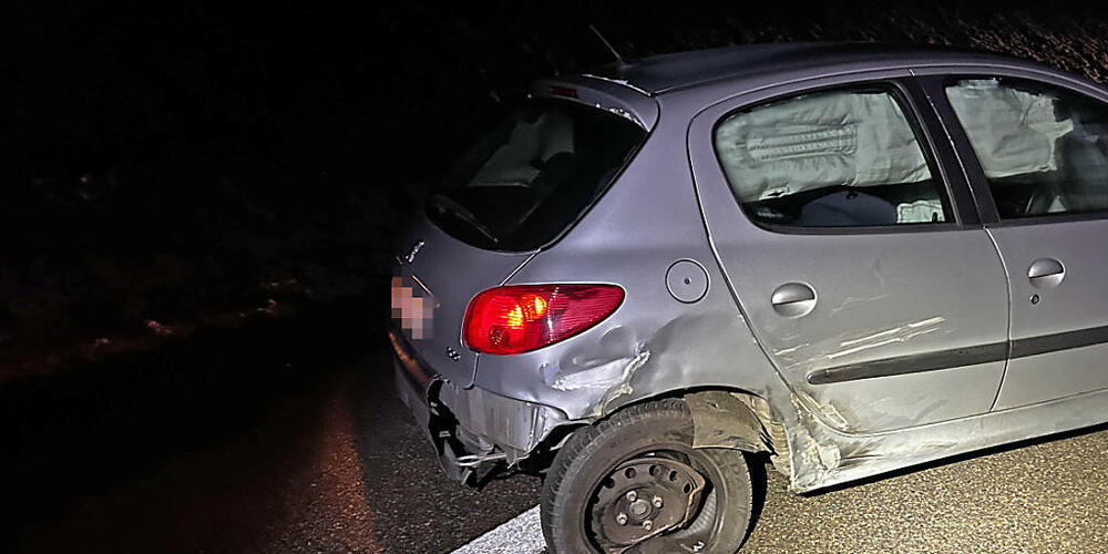 Ein Falschfahrer ist in Attikon TG seitlich in ein Auto geprallt.