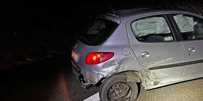 Ein Falschfahrer ist in Attikon TG seitlich in ein Auto geprallt.