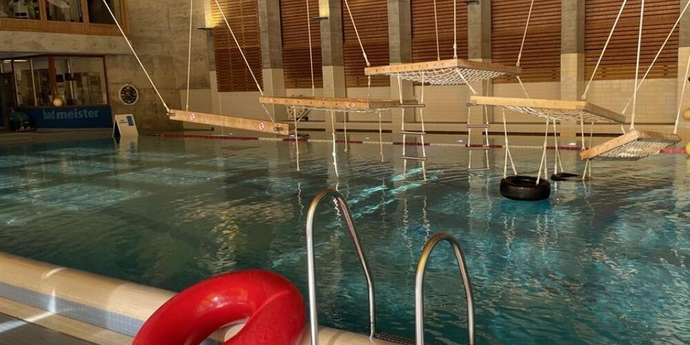 Ein 12-jähriger Knabe lag am Samstagnachmittag regungslos auf dem Boden des Schwimmbeckens.