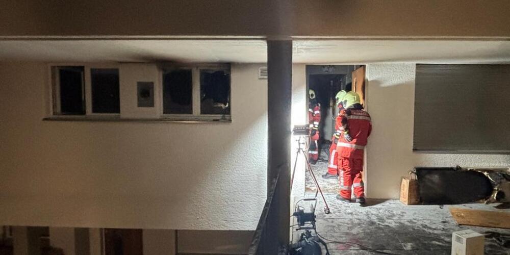 Im Kanton Zürich haben in der Nacht auf Samstag zwei verschiedene Brände zu grossen Sachschäden geführt. Beim Brand in einer Wohnung in Küsnacht auf dem Bild erlitt eine Frau eine Rauchgasvergiftung.