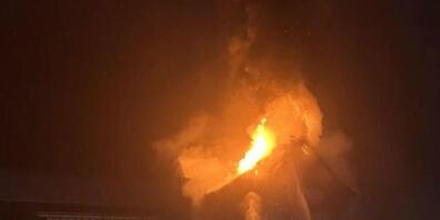 Beim Eintreffen der Feuerwehr kurz nach 21 Uhr am Sonntag stand das Haus in Unteriberg bereits in Vollbrand.