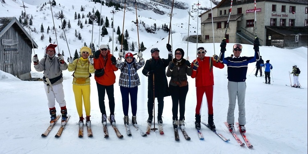 Männer und Frauen in nostalgischer Skiausrüstung treffen sich, um über frühere Zeiten zu prahlen und Vergangenes Revue passieren zu lassen. 