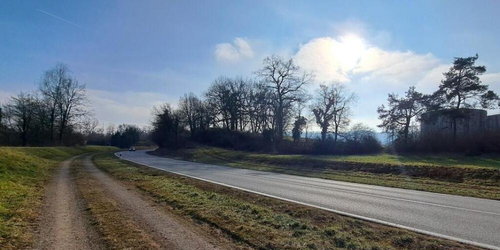 Die Laufenburgerstrasse bei Eiken AG wird auf einer Länge von 230 Metern verbreitert, um Platz für eine Abbiegespur ins Entwicklungsgebiet Sisslerfeld zu schaffen.