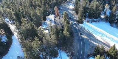 In dieser Linkskurve in Laax geriet der 24-Jährige mit seinem Auto auf die Wiese.