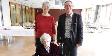 Die Jubilarin Rosa Gebert-Egli (vorne, sitzend) mit Gemeindepräsident Diego Forrer (hinten r.) und Ruth Lenz, Beauftragte für Altersfragen.