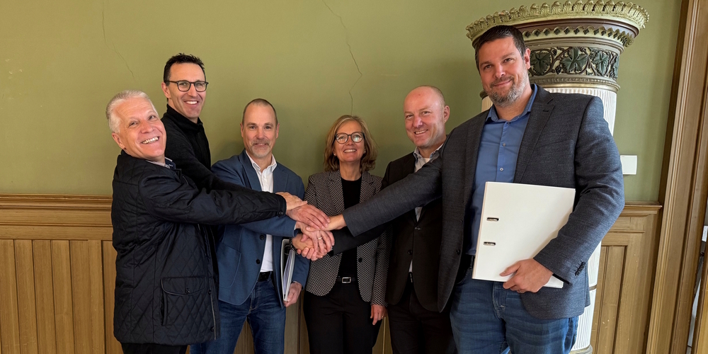 (v.l.) Reto Hurst Betriebsleiter EVB, Erwin Brändle Mitglied Betriebskommission EVB, Daniel Steiner, Präsident EVB und Gemeinderat, Heidi Romer Gemeindepräsidentin, Sven Guyer Leiter Infrastruktur Partnerschaften Swisscom, Stefan Vogel Key Account Manager Swisscom.