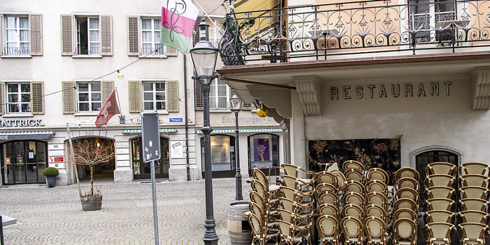 Ein während der Coronapandemie im Februar 2021 geschlossenes Restaurant in Luzern. (Archivaufnahme)