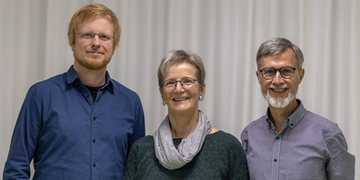 Ursula Häberling (Bildmitte) und Heinz Hagmann (rechts) von PMT SwingWalking und Professor Dr. Steffen Heinrich (links) von der OST setzen gemeinsam neue Massstäbe in der Bewegungsförderung älterer Menschen.