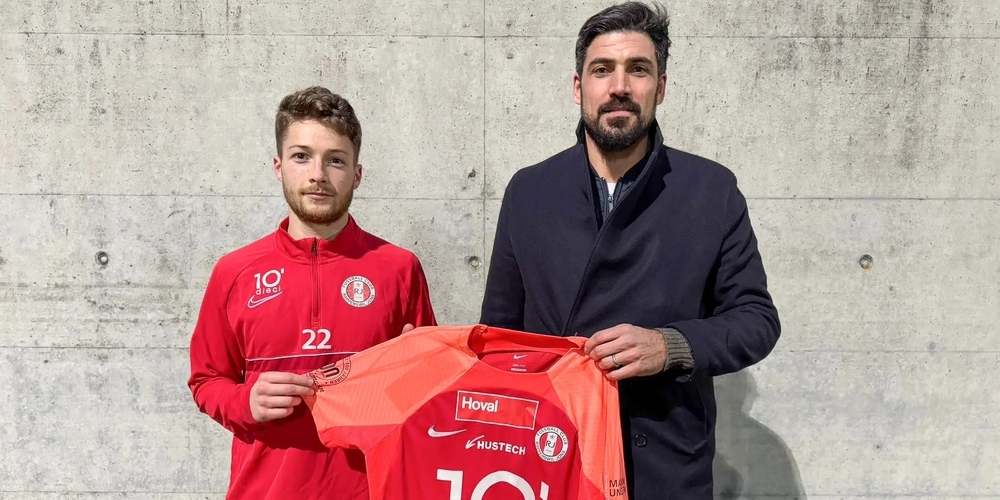 FCRJ-Neuzugang Alexis Charveys (l.) und Sportchef Alessandro Ciarrocchi, der sich auf einen «sehr interessanten Spieler» freut.