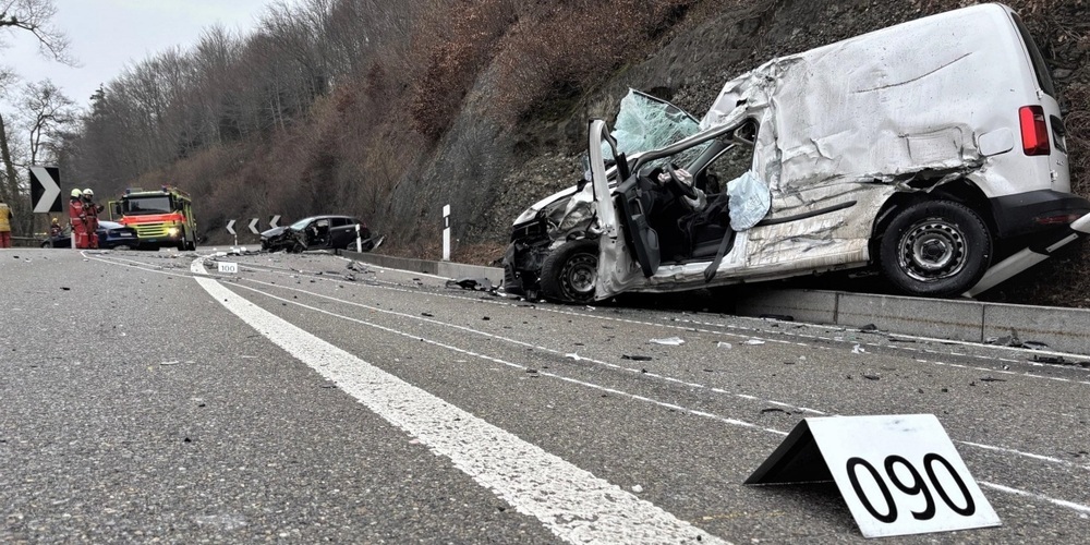 Unfallfahrzeuge auf Aathalstrasse.