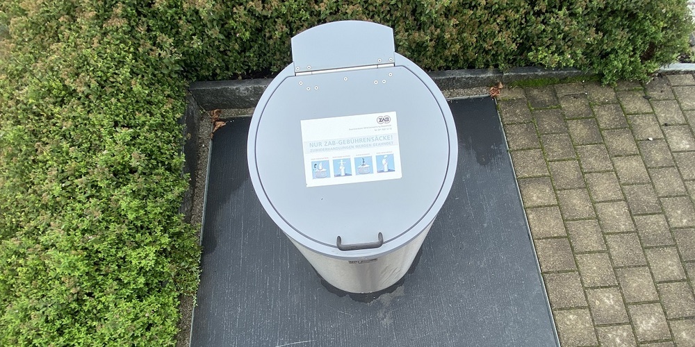 Platzsparende Unterflurcontainer verbreiten sich in immer mehr St.Galler Gemeinden. Doch Kaltbrunn stoppt sein Gemeindeprojekt. (Themenbild)