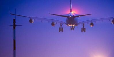 Die Zahl der verspäteten Starts und Landungen am Flughafen Zürich hat im vergangenen Jahr deutlich zugenommen. Nun sollen die Lärmgebühren steigen. (Archivbild)