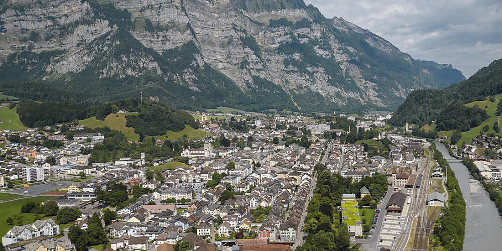 Die Stadt Glarus am Fuss des Glärnisch. Das Kantonsparlament hat beim Versuch, das Bildungsgesetz den heutigen Anforderungen anzupassen, eine dünne Vorlage an die Landsgemeinde überwiesen. (Archivbild)