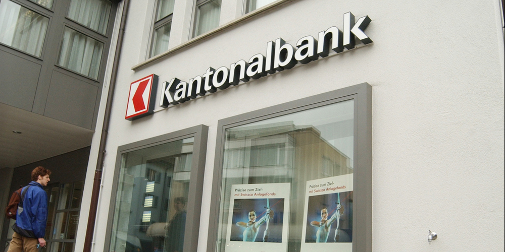 Die Schwyzer Kantonalbank erhebt weiterhin Gebühren für Konto und Karten. (Bild: Archiv)