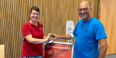 Moni Amstutz, Verantwortliche Blutspenden, und Spender Felix Steiner haben bereits mehr als 50-mal Blut gespendet.
