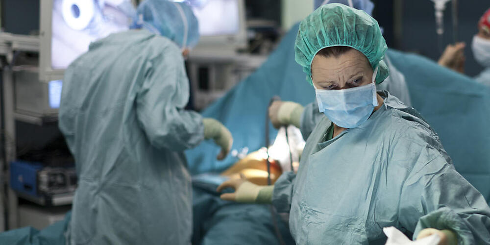 Ein medizinisches Team führt im Regionalspital Surselva in Ilanz GR eine minimal-invasive Operation durch. Über 5000 Personen aus der Region haben eine Petition unterschrieben, die den Erhalt des gefährdeten Spitals fordert. (Archivbild)