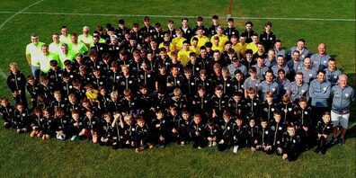 Die Mannschaften vom FC Bischofszell stehen zusammen.