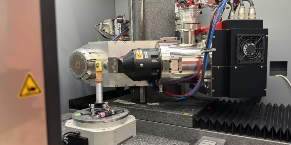 Mit einem speziellen Röntgengerät werden Gewebeproben zuerst dreidimensional und ohne Beschädigung erfasst. Diese 3D-Bilder werden anschliessend mithilfe von maschinellem Lernen analysiert. 