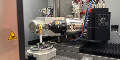 Mit einem speziellen Röntgengerät werden Gewebeproben zuerst dreidimensional und ohne Beschädigung erfasst. Diese 3D-Bilder werden anschliessend mithilfe von maschinellem Lernen analysiert. 