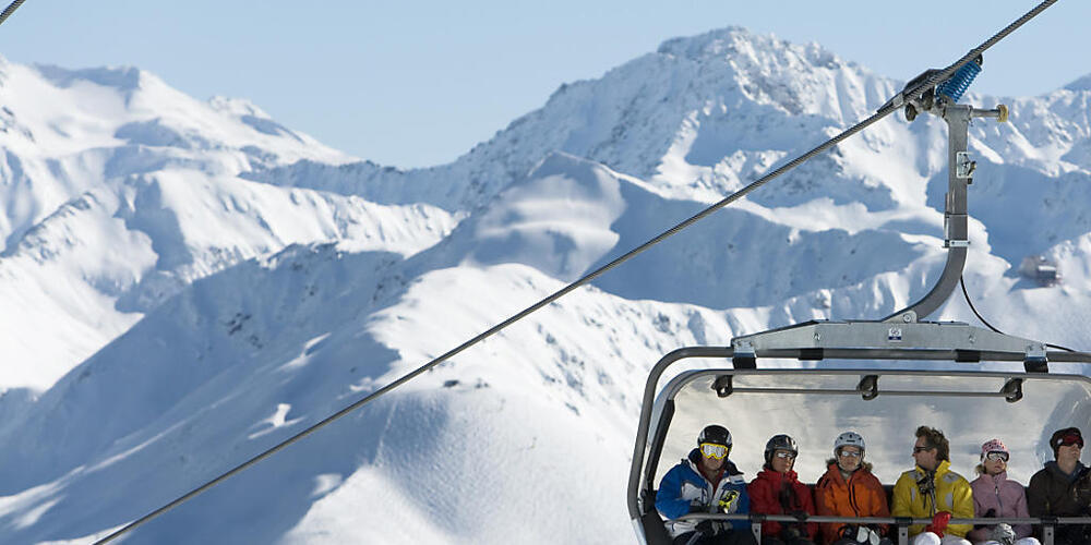 Wintersportler auf einem Sessellift in Davos fahren zum Weissfluhjoch hoch. Das Jahr 2024 brachte in Graubünden nicht nur gut besetzte Sessellifte sondern auch gut gefüllte Hotels. (Archivbild)