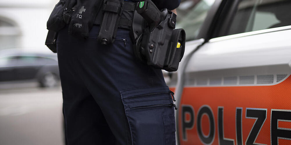 Für zwangsweise Ausschaffungen taucht die Polizei unangemeldet bei den davon betroffenen Menschen auf. (Archivbild)