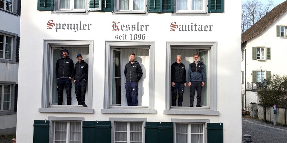 Von links: Urs, Peter und Lukas übernehmen das Sanitärgeschäft von Ernst, Marcel und Markus (nicht auf dem Foto).	