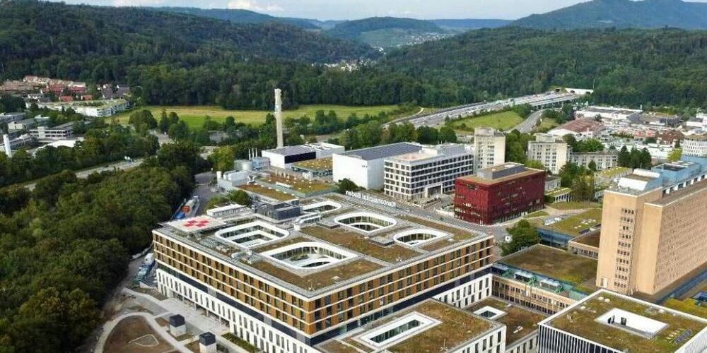 Das Kantonsspital Baden AG wird in diesem Monat den 600 Millionen Franken teuren Neubau eröffnen. Für das Geschäftsjahr 2024 stellt das staatseigene Spital rote Zahlen in Aussicht.