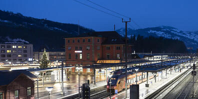 Das Luxram-Gebäude beim Bahnhof Arth-Goldau soll abgerissen werden. Gegen den Abriss ist jedoch noch eine Beschwerde vor dem Bundesgericht hängig. (Archivbild)