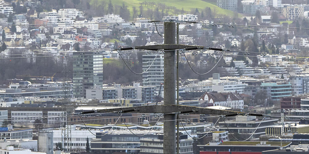 Eine Stromleitung in der Landschaft der Stadt Zug. (Symbolbild)