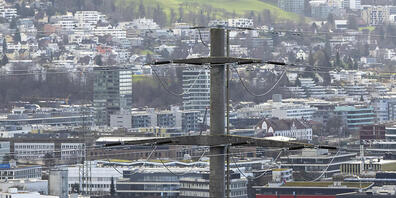 Eine Stromleitung in der Landschaft der Stadt Zug. (Symbolbild)