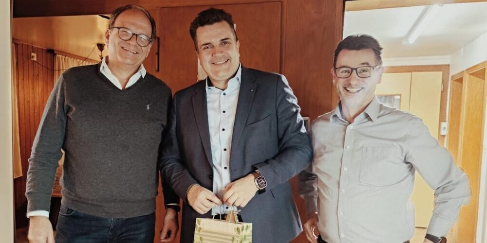 Martin E. Looser (in der Mitte) wird verabschiedet