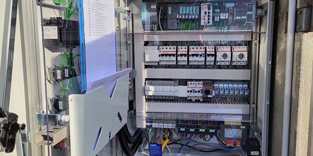Umgerüsteter Schaltschrank auf Glasfaser des Pumpwerks Giessen.