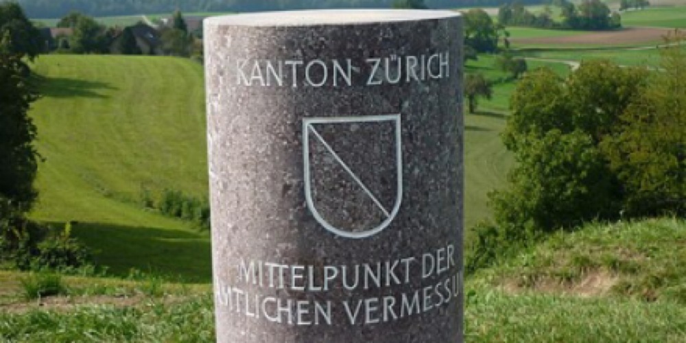 Mittelpunkt des Kantons Zürich. Vermessungspfeiler gestaltet von Ueli Thalmann. 