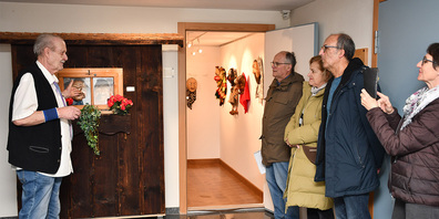 Zu jeder Larve eine (fast) glaubhafte Geschichte: Bruno Bless (links) gibt sein immenses Wissen zur Tradition des Holzlarvenschnitzes weiter. (Bild Pressedienst)