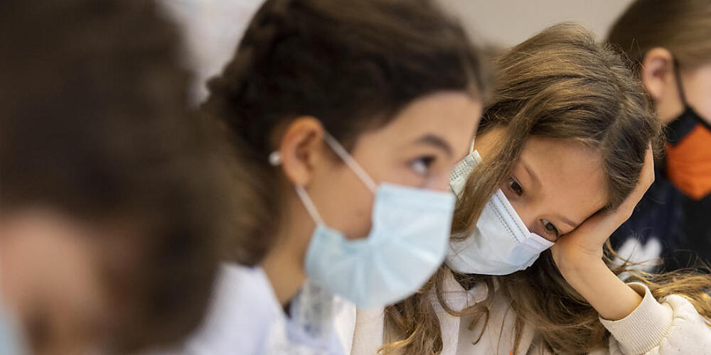 Kinder einer 4. Klasse verfolgen in der Corona-Pandemie mit Atemschutzmasken den Schulunterricht. In einem Fall beurteilte das Bundesgericht die Maskenpflicht ab der ersten Klasse in einem Bündner Südtal nun als gesetzeswidrig. (Archivbild)