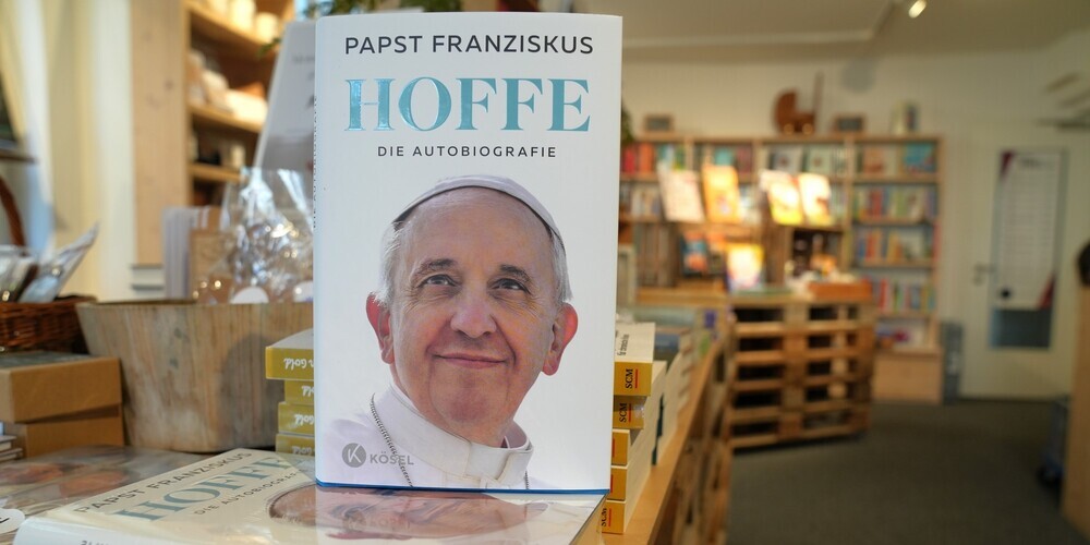 Papst Franziskus: «HOFFE. Die Autobiografie». Aus dem Italienischen von Elisabeth Liebl. Herausgeber: Kösel-Verlag, 2025.