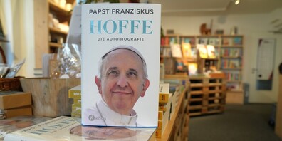 Papst Franziskus: «HOFFE. Die Autobiografie». Aus dem Italienischen von Elisabeth Liebl. Herausgeber: Kösel-Verlag, 2025.