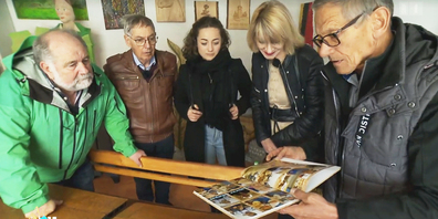 In seinem Atelier in Altendorf gab Cyrill Deuber (rechts) Einblicke in sein langjähriges künstlerisches Schaffen.